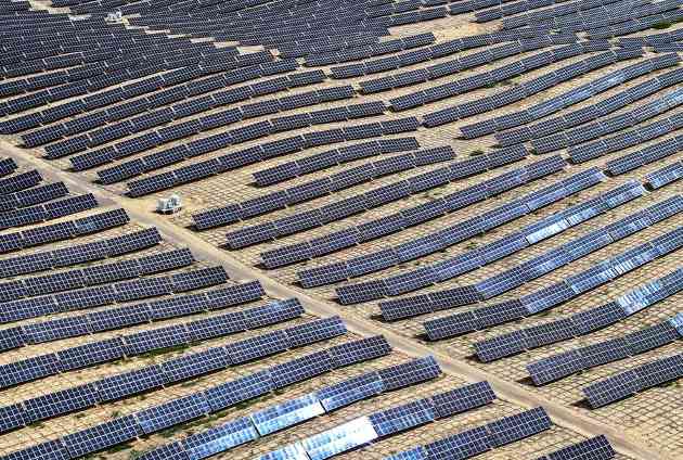 光伏治沙新模式助力生态修复 荒漠变绿色能源基地