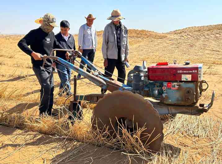 宁夏中卫治沙新突破：机械化固沙技术引领绿色发展