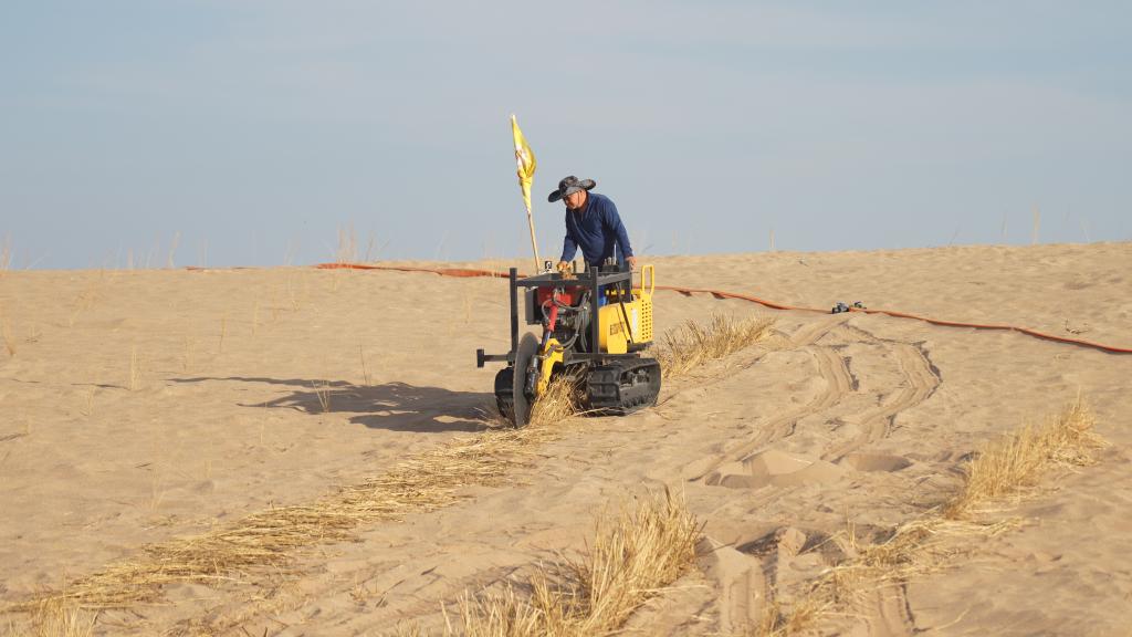 内蒙古防沙治沙告别"人海战术"转向机械化作业