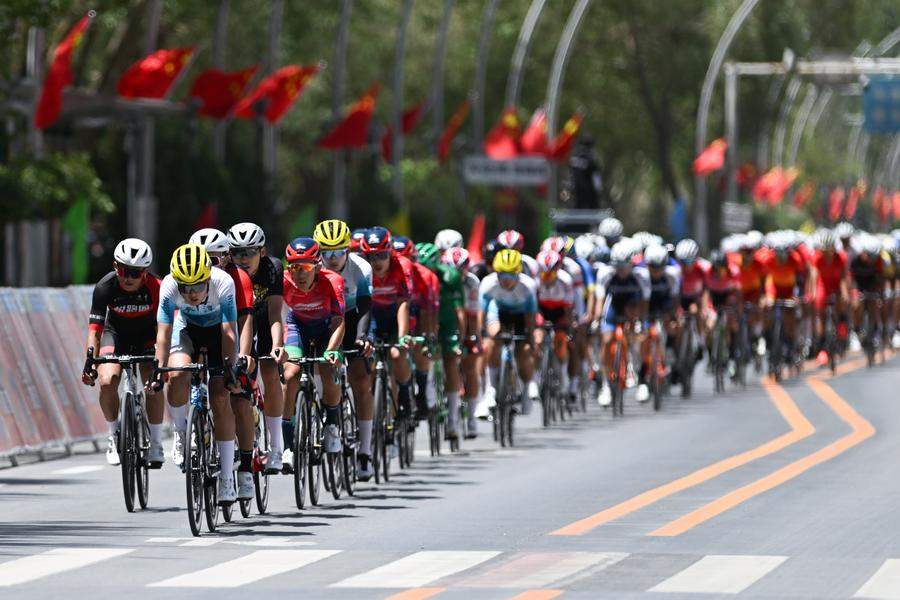 格尔木治沙奇迹：荒漠变绿洲的生态治理之路